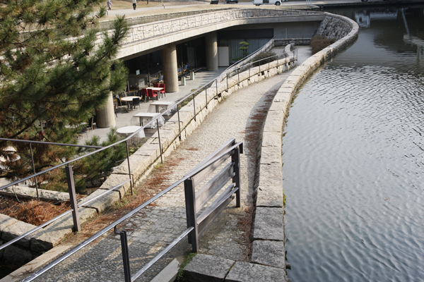 地下回廊への入口